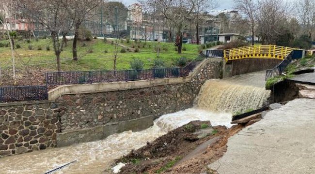 İzmir'de yoğun sağanak! Bornova Deresi'nin istinat duvarı yıkıldı