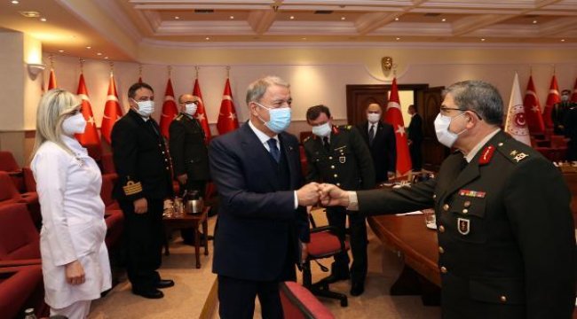 Bakan Akar, sağlık personeli ile bir araya geldi