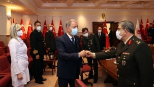 Bakan Akar, sağlık personeli ile bir araya geldi