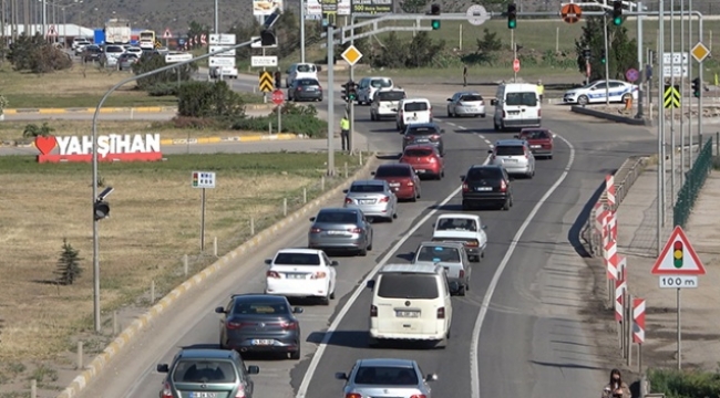 43 ilin geçiş noktasında trafik kilit!