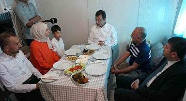 İBB Başkanı İmamoğlu, depremzede aileyle konteynerde kahvaltı yaptı