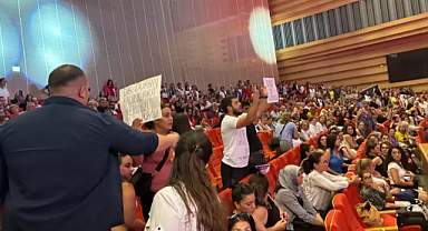 Özel'e alkışlı ve düdüklü protesto