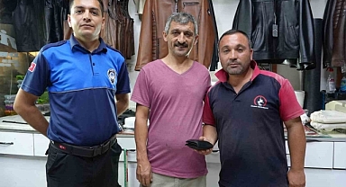 Belediye temizlik görevlisinden örnek davranış