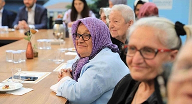 AK Parti İstanbul İl Kadın Kolları'ndan Dünya Yaşlılar Günü'nde anlamlı ziyaret