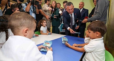 Özgür Özel çocuklara fındık dağıttı
