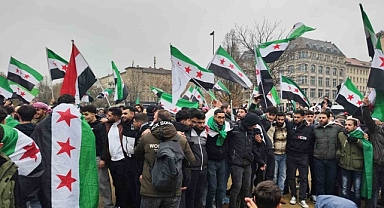 Berlin'de Esad rejiminin devrilmesi kutlandı
