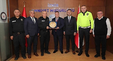 İzmir Şoförler Odasından Emniyet Müdürü Celal Sel'e teşekkür ziyareti