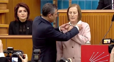 Eski AK Partili bakan CHP’ye geçti! Rozetini Özgür Özel taktı