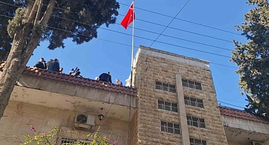 Halep Başkonsolosluğu'nda Türk bayrağı göndere çekildi