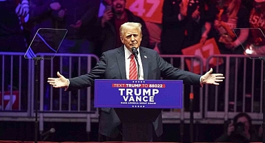 Trump'tan zafer mitinginde gövde gösterisi