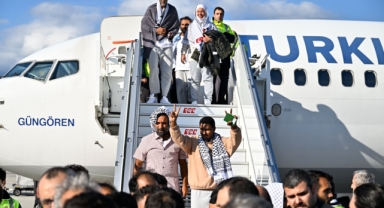 İsrail'in alıkoyduğu 36'sı Türk 137 aktivist Türkiye'de