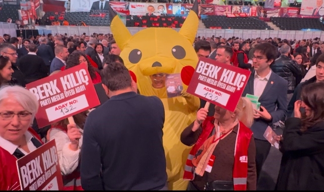 CHP Kurultayı’na bir kişi Pikachu kostümüyle katıldı