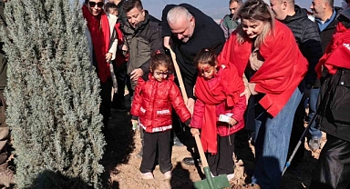 Menemen Belediyesi, 'yeni doğan bebekler' için binlerce fidan dikti