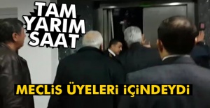 Belediye meclis üyeleri asansörde mahsur kaldı