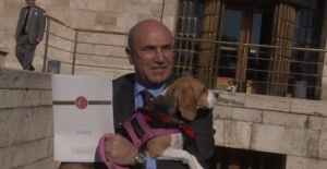 CHP'li vekil köpekle basın toplantısı düzenledi