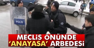 Meclis önünde ’Anayasa’ arbedesi