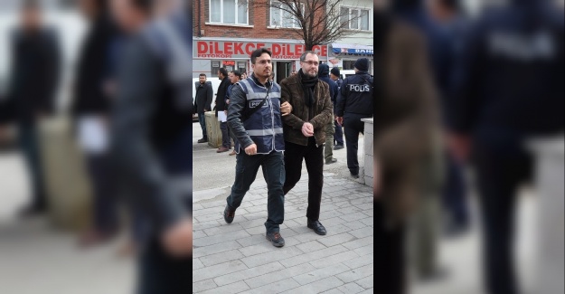 El Nusra üyesinin evinden FETÖ kitabı çıktı