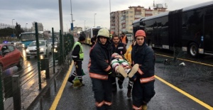 Küçükçekmece'de metrobüs kazası
