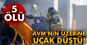 Melbourne'de AVM'nin üzerine uçak düştü