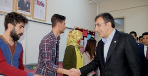 AK Partili Yılmaz, oyunu annesiyle birlikte kullandı