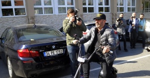 Cem Yılmaz oy vermeye elektrikli bisikletiyle geldi
