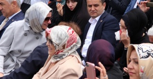 Ağlayan anneyi Bakan Kaya teselli etti