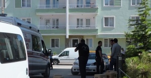 Polis memuru evinde ölü bulundu