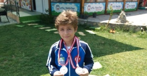 Foçalı minik karatecinin çifte madalya sevinci