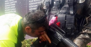 Trafik polisi, Ömer Halisdemir heykelinin elini öptü