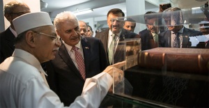 Başbakan'dan Singapur'da tarihi camiye ziyaret