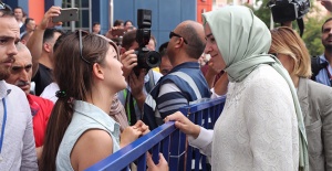 Eşi cezaevinde olan kadın, gözyaşları içinde Bakan'dan yardım istedi