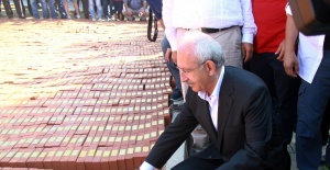Kılıçdaroğlu, Adalet Anıtı’na tuğla koydu