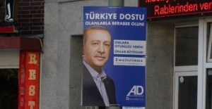 Almanya sokaklarında Erdoğan afişleri