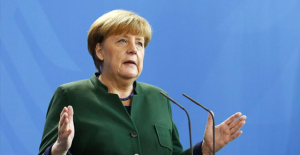 Angela Merkel'e domatesli saldırı