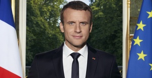Macron yüzbinleri sokağa döken yasayı imzaladı