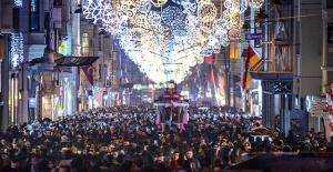 İstiklal Caddesi'nde insan seli