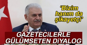 Başbakan Yıldırım ile gazeteciler arasında gülümseten diyalog