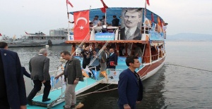 Başbakan’dan gençlerle tekne turu