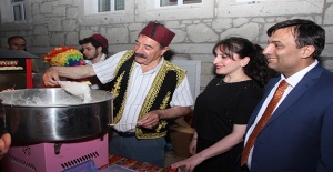 Cemal Bekle, eşiyle sahaya indi