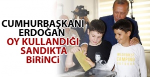 Cumhurbaşkanı Erdoğan, oy kullandığı sandıktan birinci çıktı