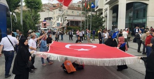 Vatandaşlar AK Parti İstanbul İl Başkanlığı önünde toplanmaya başladı