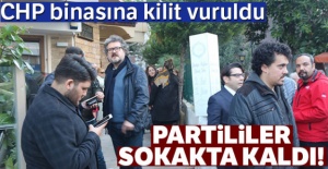 CHP binasına kilit vuruldu, partililer sokakta kaldı