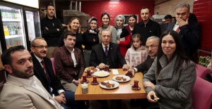 Cumhurbaşkanı Erdoğan, vatandaşlarla çay içip simit yedi