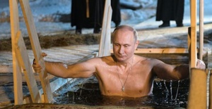 Vladimir Putin buz gibi suya girdi