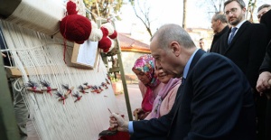 Cumhurbaşkanı Erdoğan Türk bayraklı halıya ilmek attı