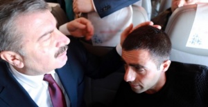 Sağlık Bakanı Fahrettin Koca'dan fenalaşan yolcuya müdahale