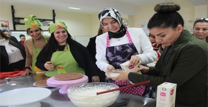 Ayşen Zeybekci pasta yaptı, ikram etti