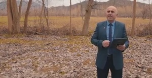 Başkan adayı vaatlerini ormanda ağaçlara anlattı