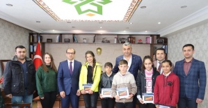 MHP’li Özbek’ten başaralı öğrencilere tablet