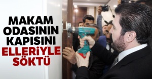Makam odasının kapısını elleriyle söktü